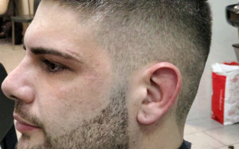 Detalle barba y corte de pelo
