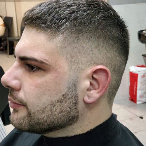 Detalle barba y corte de pelo